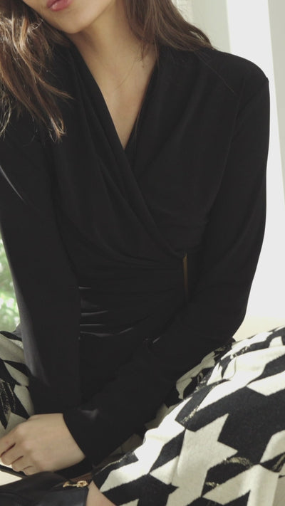 Haut asymétrique avec accent doré